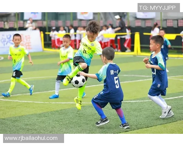 足球明星魅力瞬间独特展示让你领略他们的风采与激情 足球明星魅力瞬间独特展示让你领略他们的风采与激情