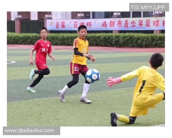 足球明星跨界挑战在舞台上展现球技与魅力的精彩瞬间 足球明星跨界挑战在舞台上展现球技与魅力的精彩瞬间